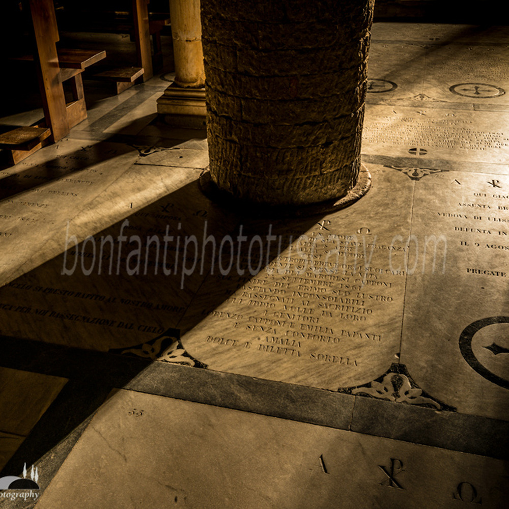 pavimento in chiaroscuro della cripta di san miniato.jpg