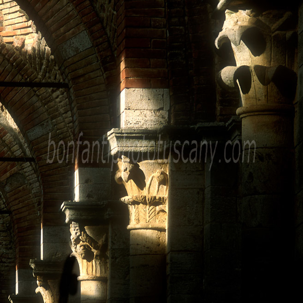 abbazia di san galgano - capitelli in chiaroscuro
