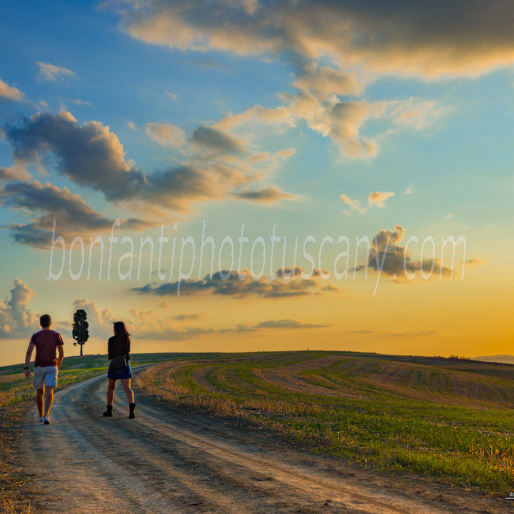 paesaggio delle crete senesi #89 strada poderale con due escursionisti a mucigliani