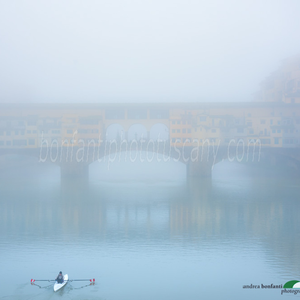 ponte vecchio nella nebbia con un canottiere di passaggio.jpg