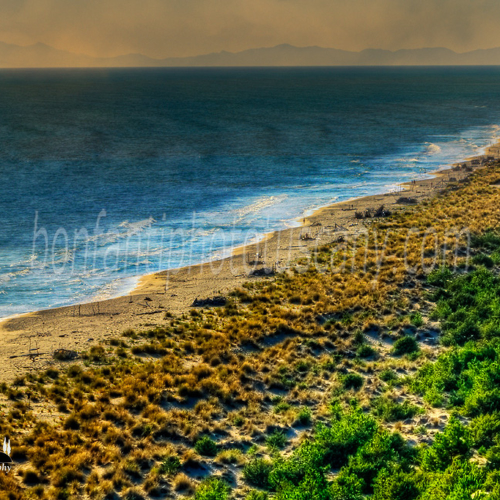 spiaggia dalla rupe di collelungo con elba in lontananza.jpg