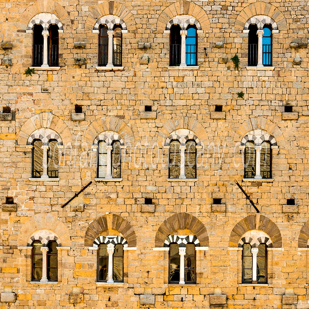 volterra #10 finestre di piazza priori.jpg