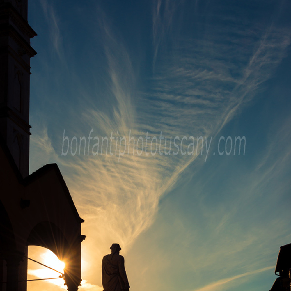 silhouette statua di dante in piazza santa croce.jpg