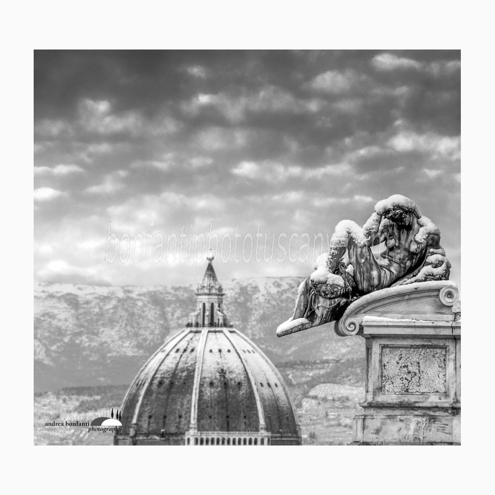 la statua della Notte coperta di neve al piazzale Michelangelo.jpg