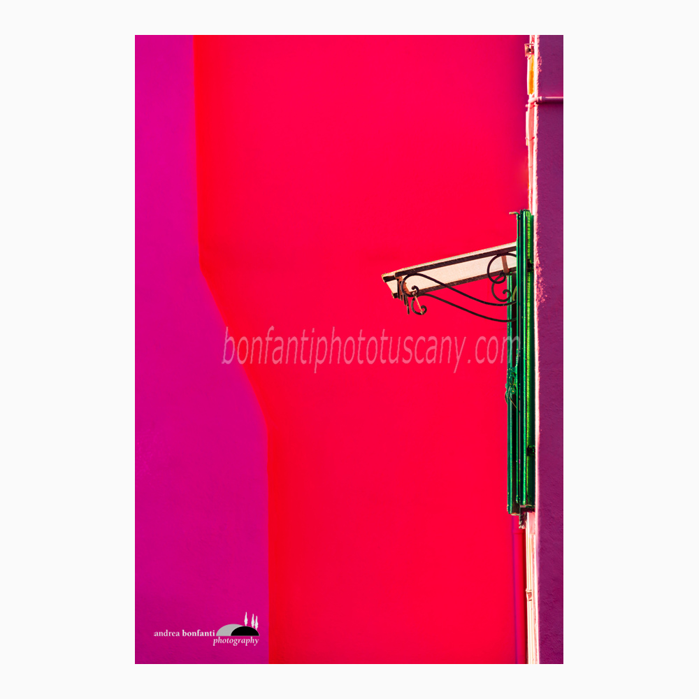 persiana verde di lato su fondo rosso e viola.jpg