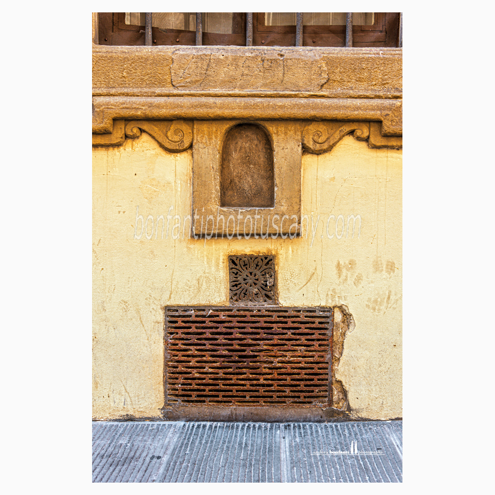 buchetta del vino in via San Niccolò #1 a Firenze.jpg