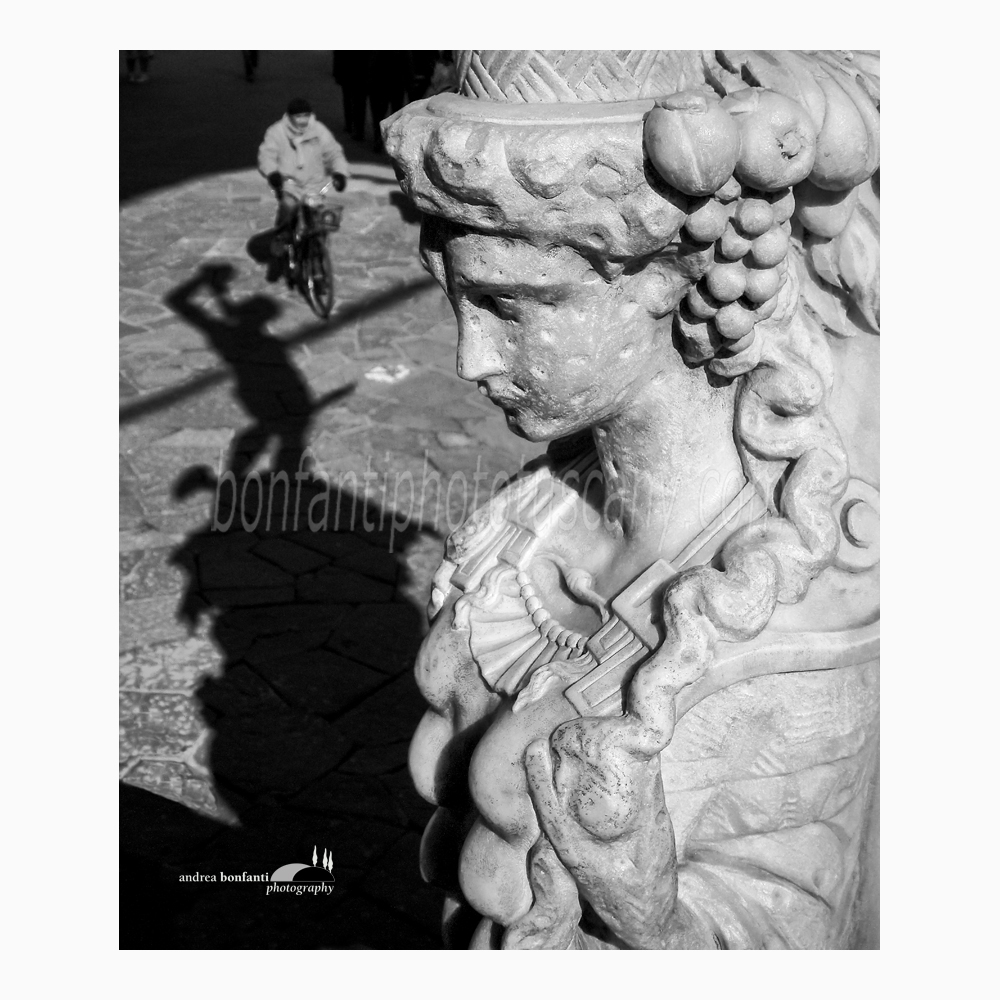 l'ombra di Perseo gettata sul selciato di piazza Signoria.jpg