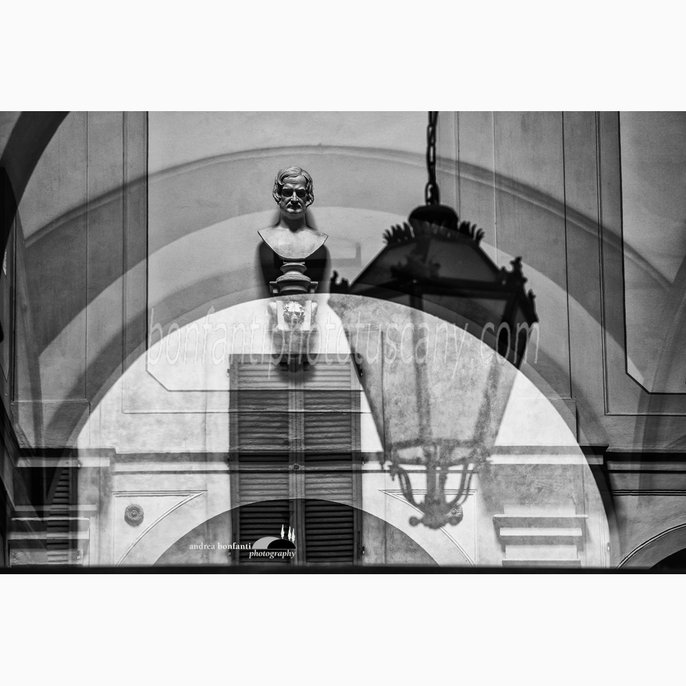 riflessi in un cortile rinascimentale di Firenze.jpg