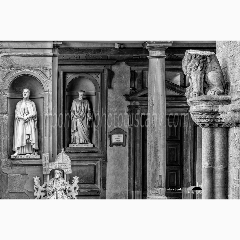 il colonnato degli Uffizi dalla Loggia della Signoria.jpg