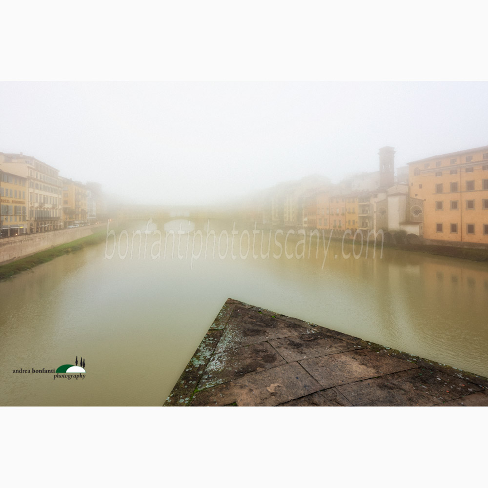 mattina di nebbia sui lungarni di firenze.jpg