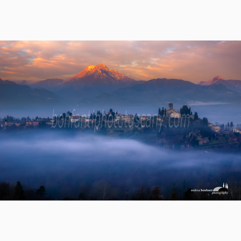 barga con sfondo gruppo delle panie alba autunnale.jpg