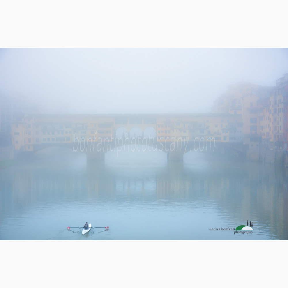 ponte vecchio in una mattina nebbiosa con un canottiere.jpg