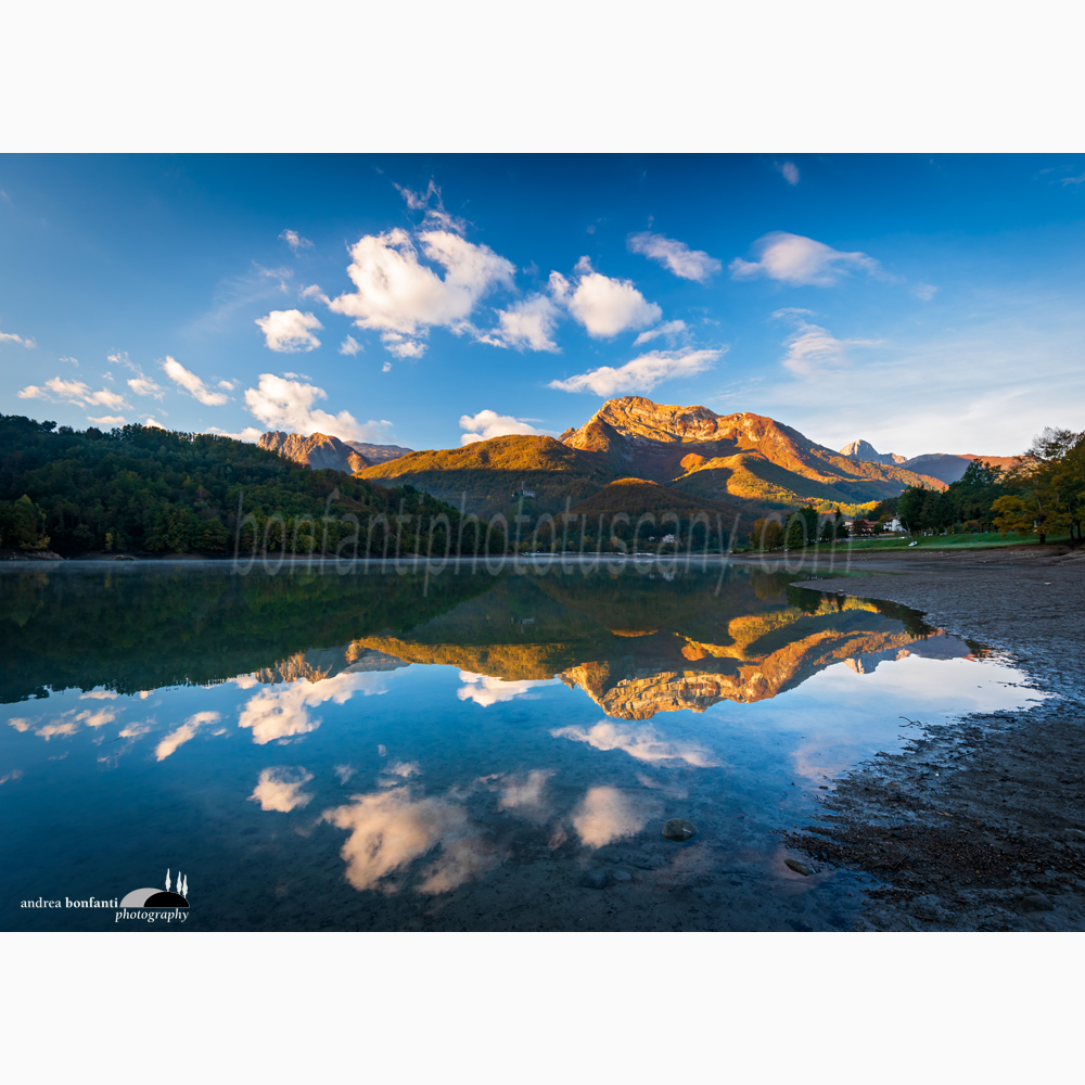 riflessi delle vette apuane nel lago di gramolazzo all'alba.jpg