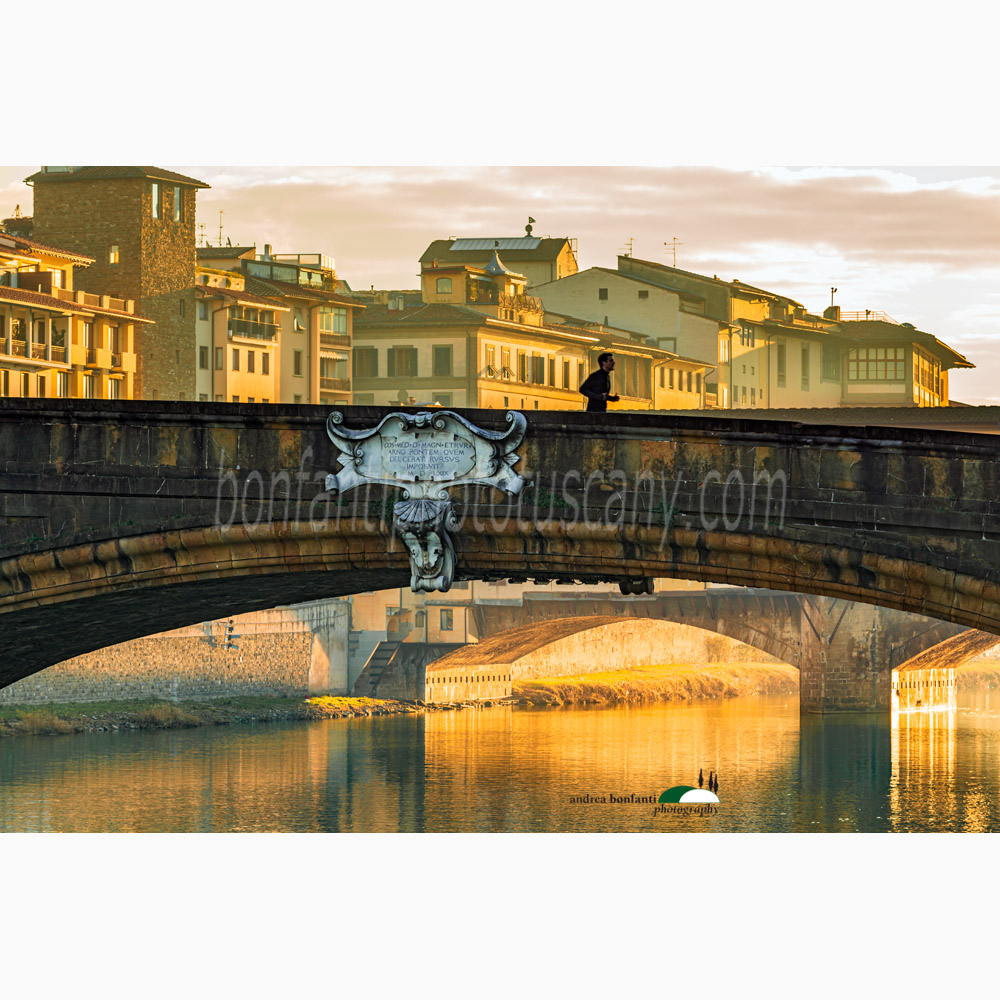 un runner mattiniero sul ponte santa trinita.jpg
