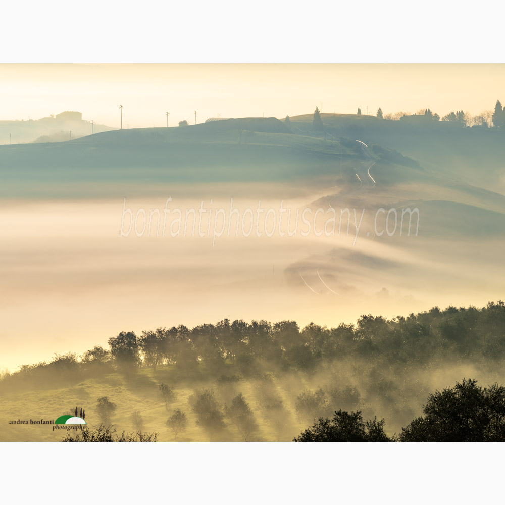 strada sinuosa nella valle delle nebbie.jpg