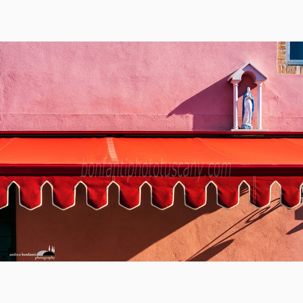 tenda rossa con madonnina in luce radente.jpg