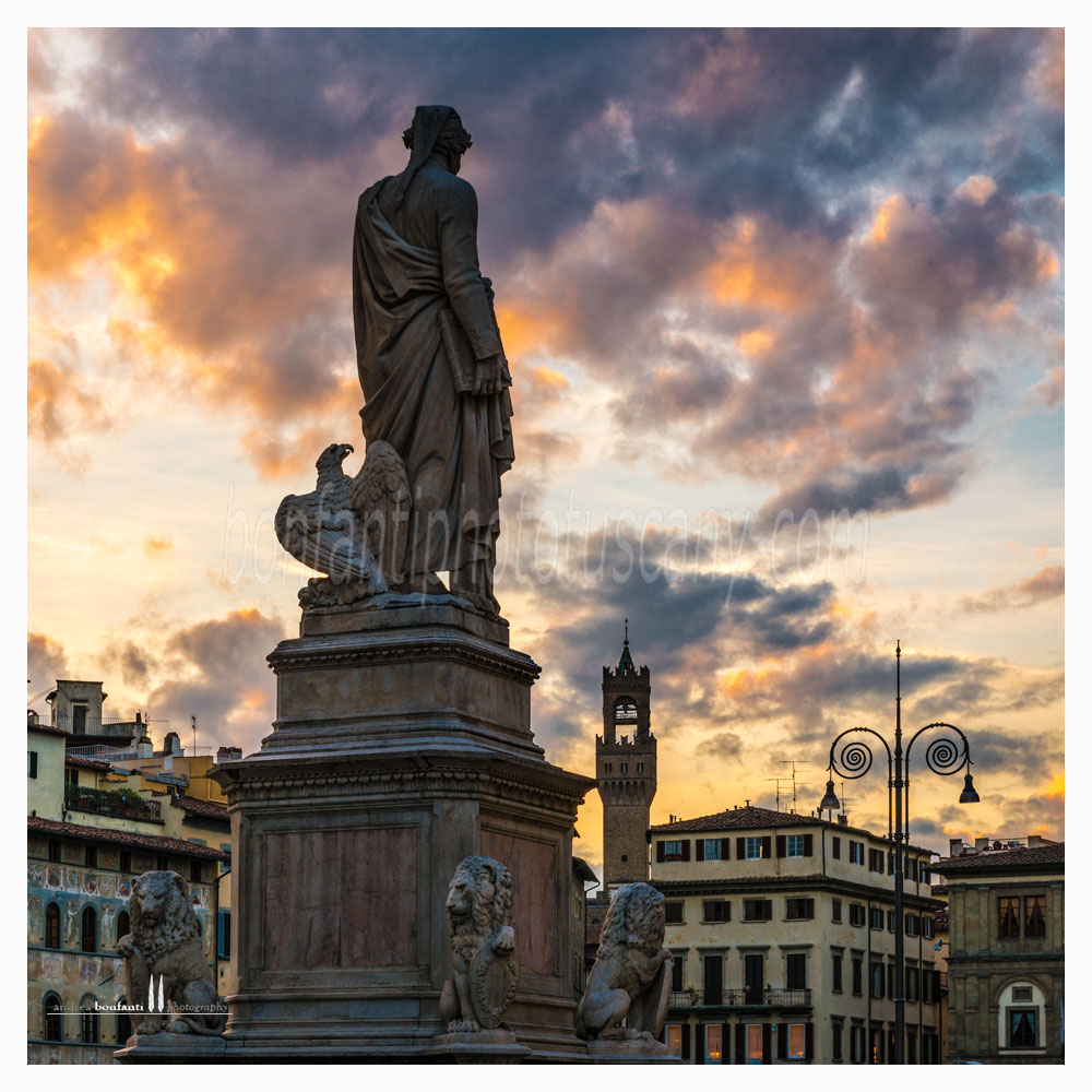 statua di Dante in piazza Santa Croce a Firenze statua di Dante in piazza Santa Croce a Firenze