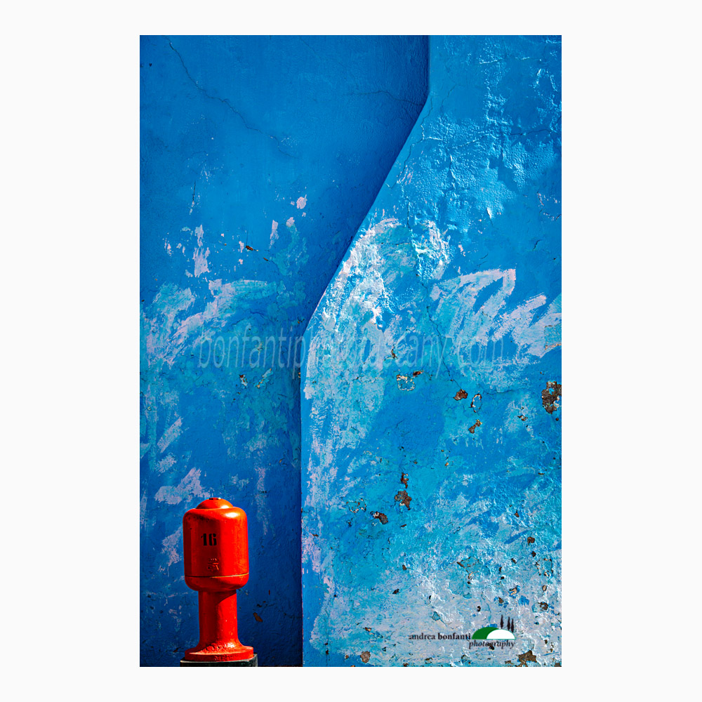 muro sbrecciato blu e punto di rosso.jpg