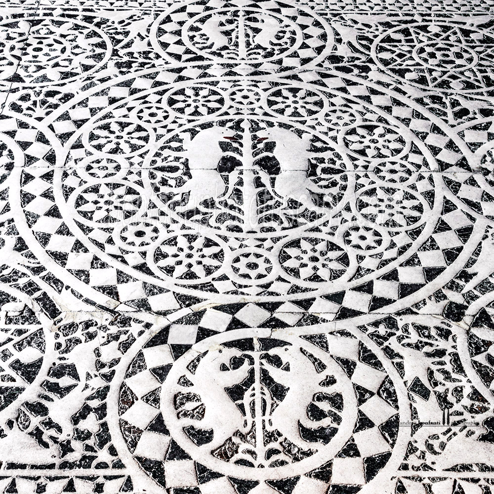 pavimento di san miniato al monte a Firenze pavimento di san miniato al monte a Firenze