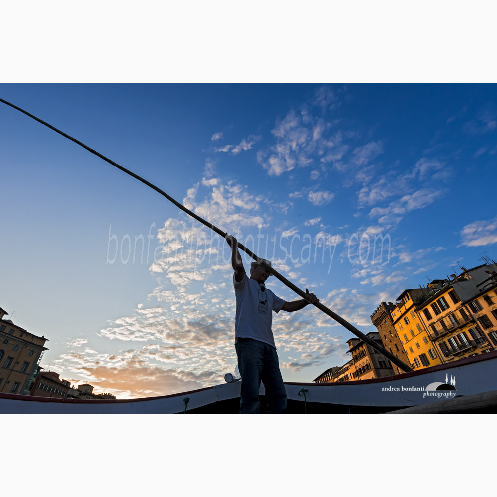 un renaiolo con la sua pertica naviga sull'arno.jpg