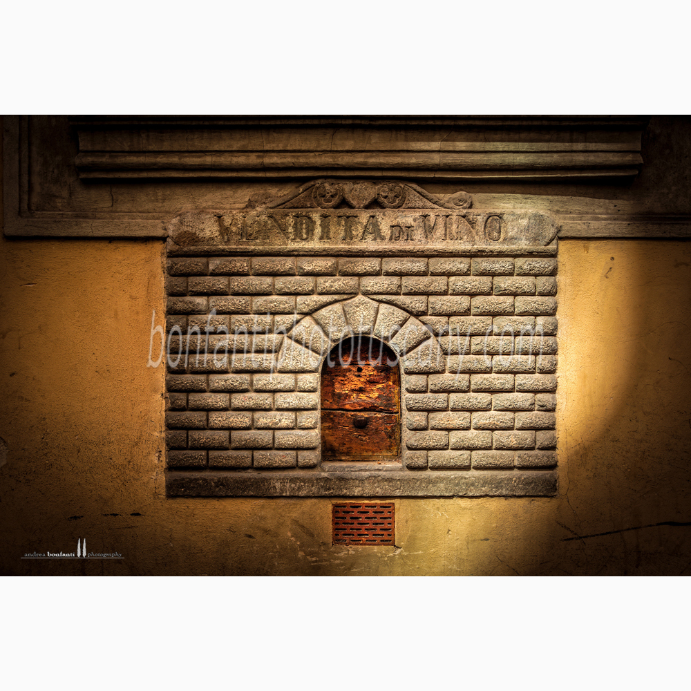 buchetta del vino in via del Giglio a Firenze.jpg
