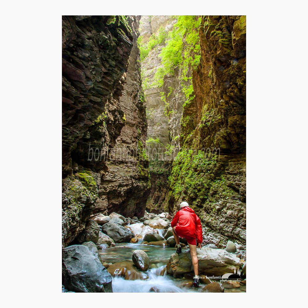 orrido di Botri #3 escursionista alle prigioni.jpg