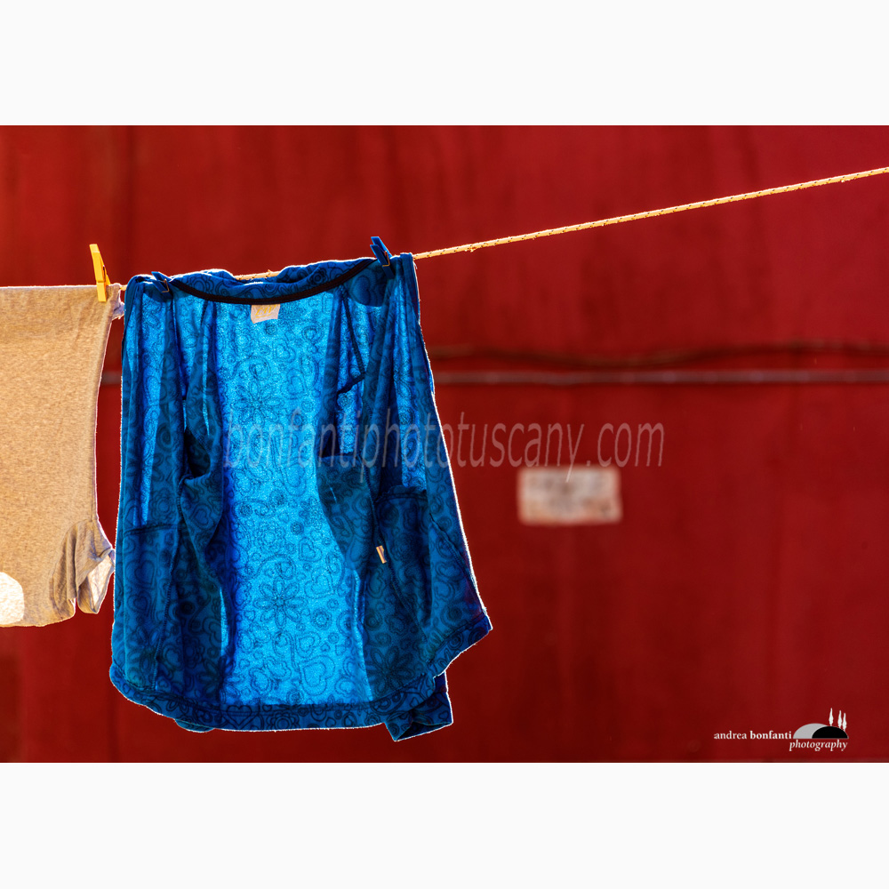 panno blu controluce su rosso.jpg