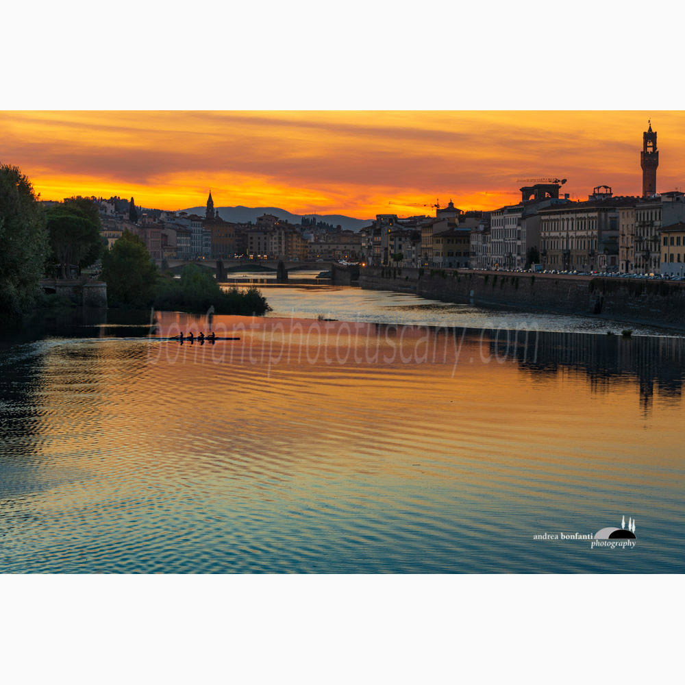 canottieri sull'arno al tramonto e profilo di firenze dal ponte san niccolò.jpg