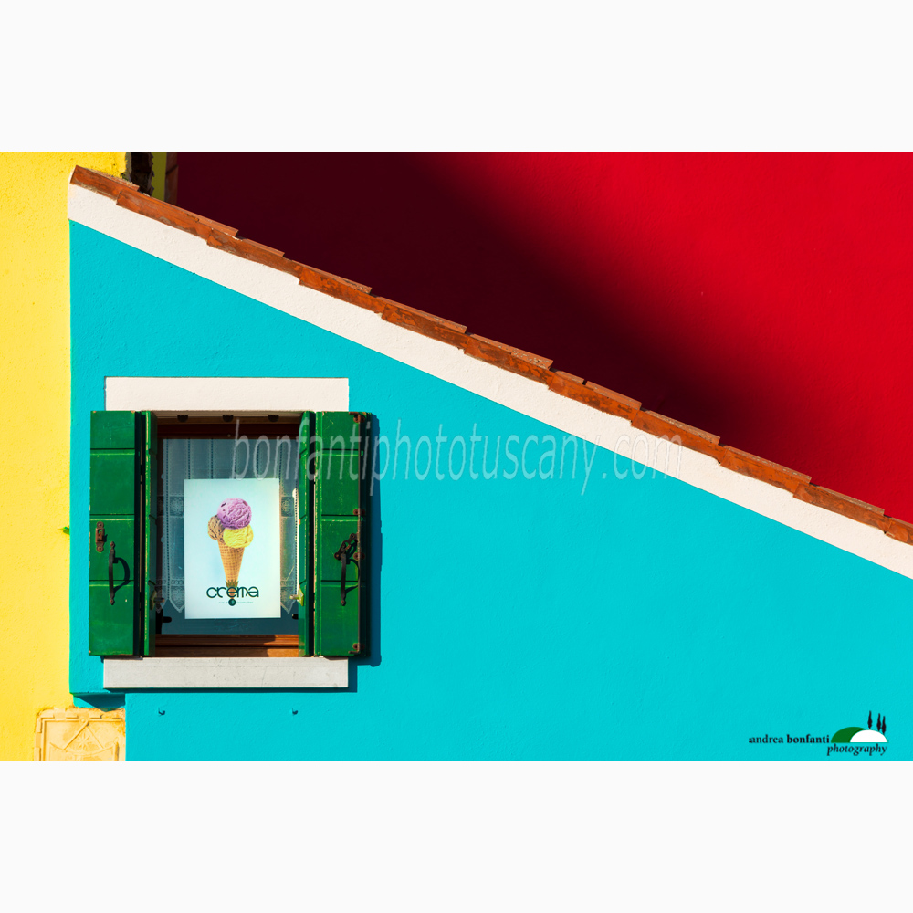 gelato su turchese e fondale rosso.jpg