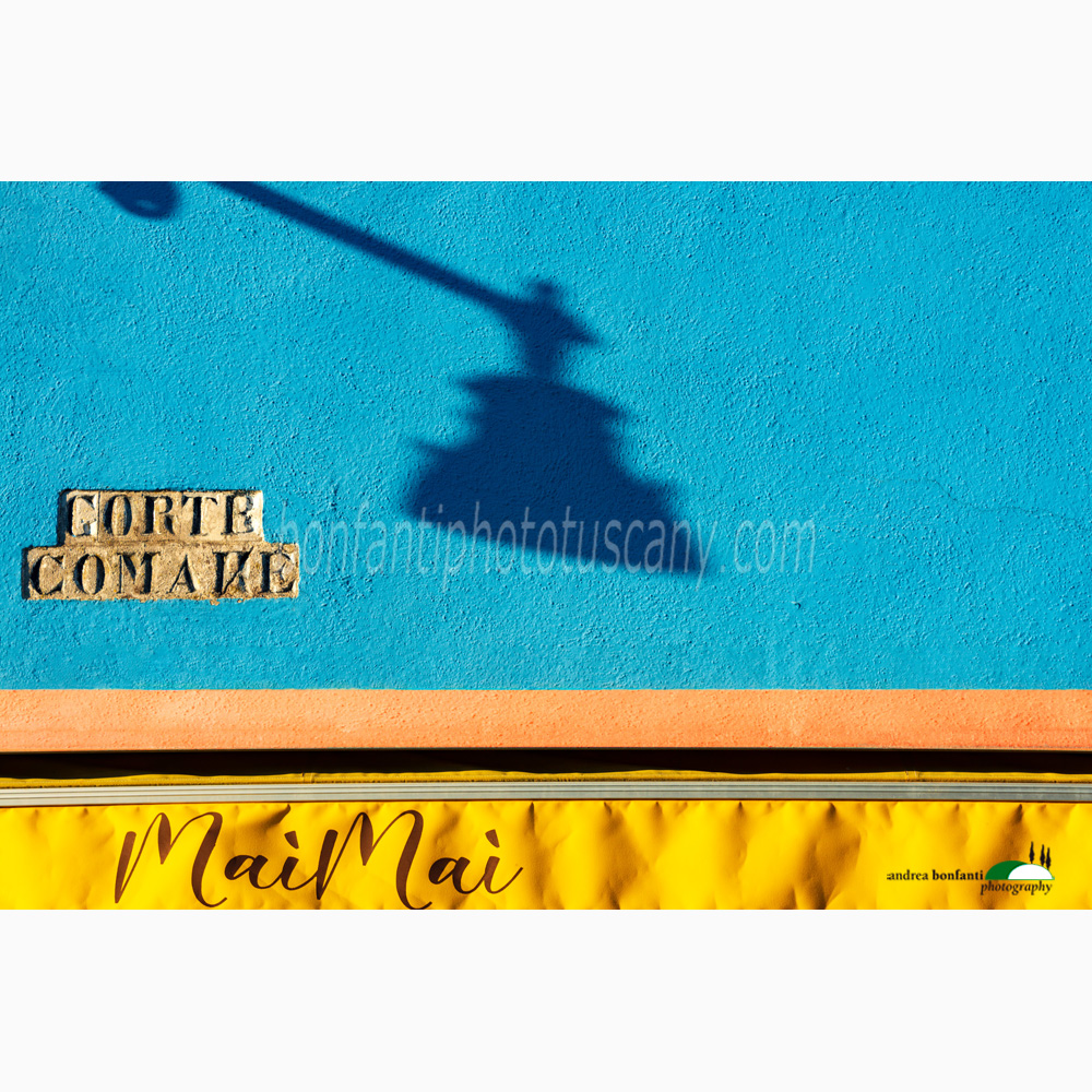 ombra di lampione su blu e arancio.jpg