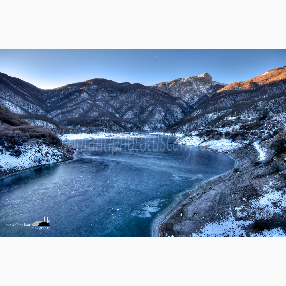 lago di vagli ghiacciato.jpg