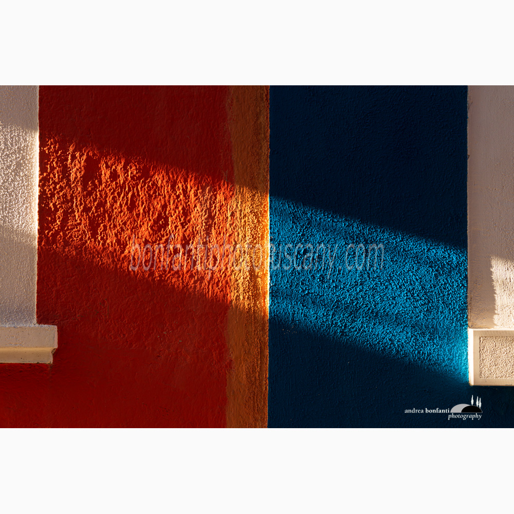 striscia di luce su arancio e blu.jpg