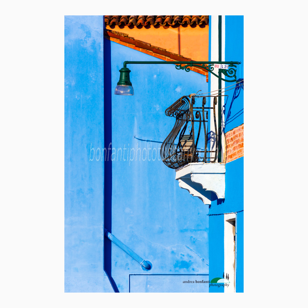 balconcino di lato su blu e tocco di arancio.jpg