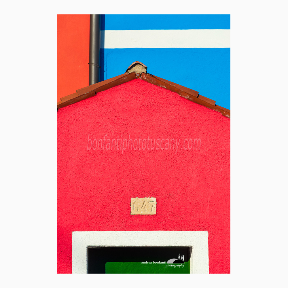 casetta rossa e striscia bianca su blu.jpg