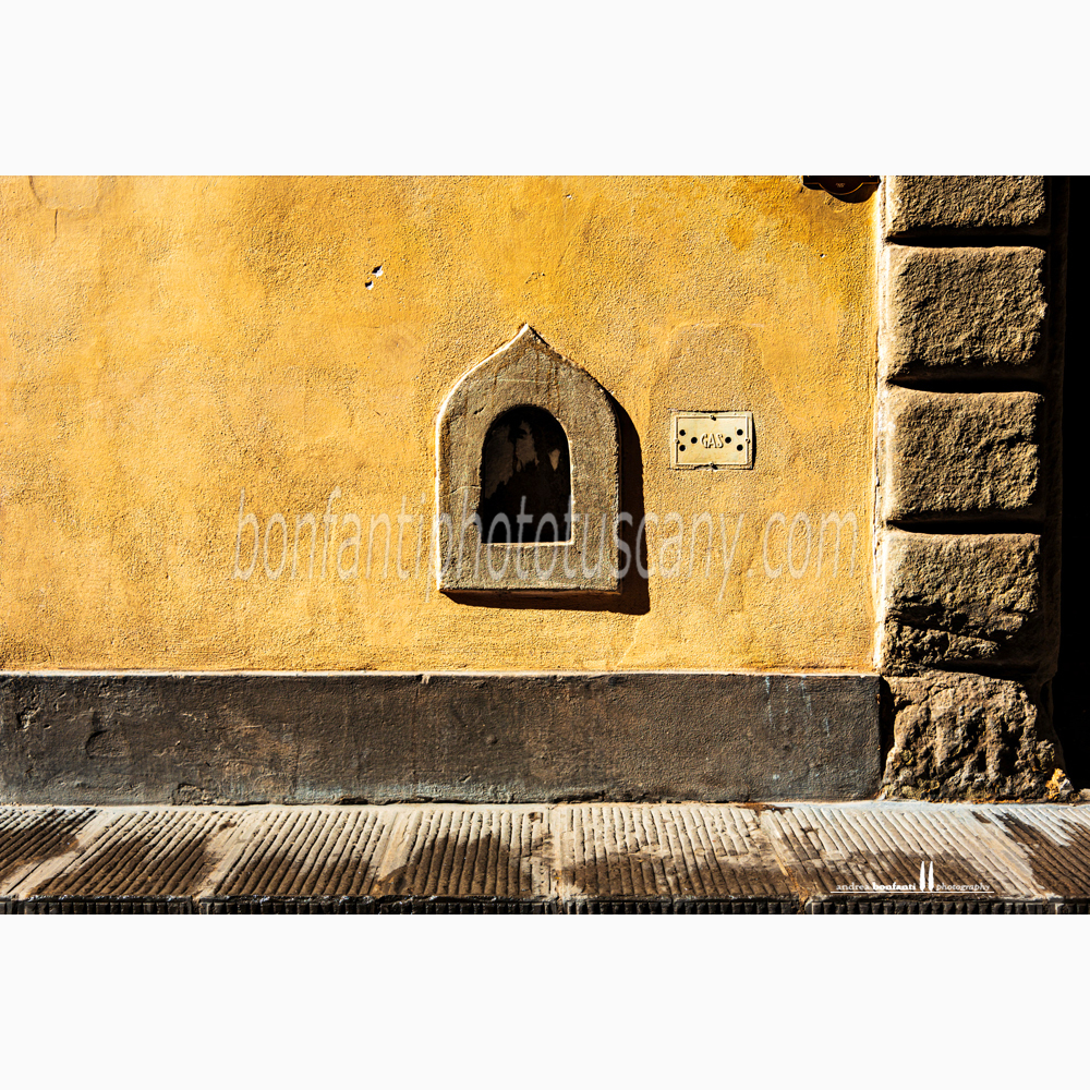 buchetta del vino in via San Niccolò #2 a Firenze.jpg