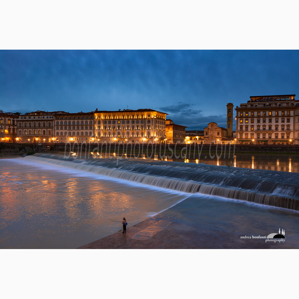 un pescatore alla pescaia di santa rosa sul far della sera.jpg