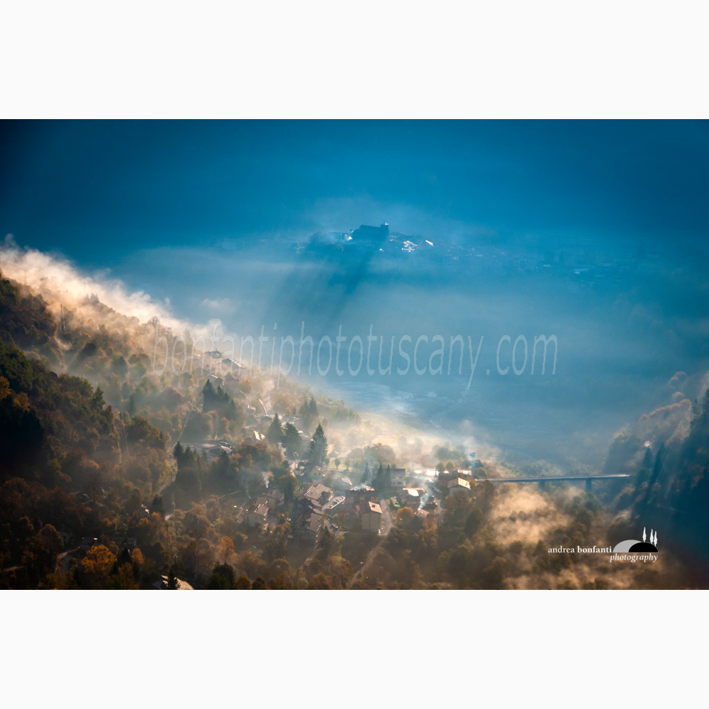 lago di vagli da campocatino in mattina nebbiosa.jpg