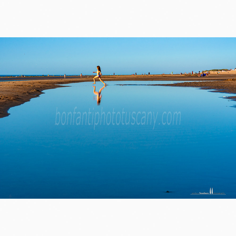 st.idesbald north sea - running on low tide.jpg