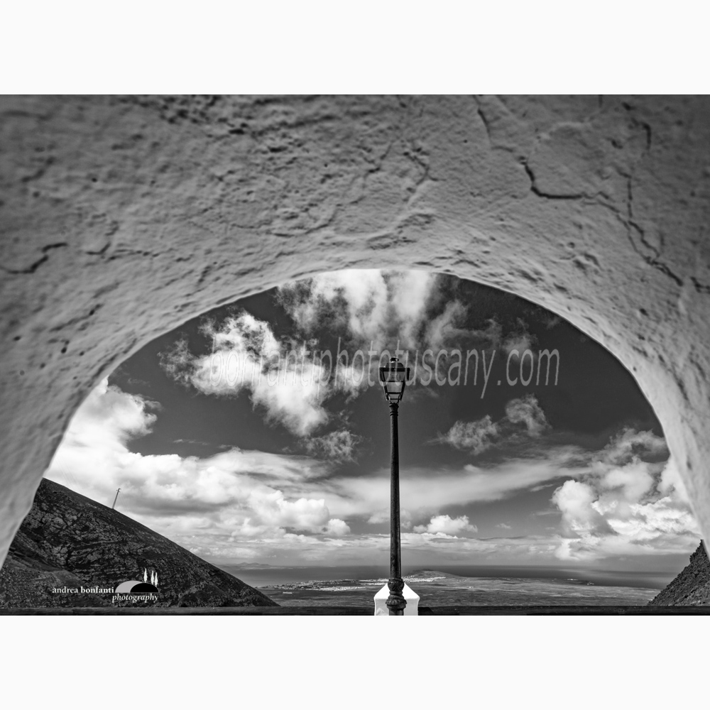 un arco inquadra il paesaggio nel villaggio di Femès.jpg un arco inquadra il paesaggio nel villaggio di Femès.jpg