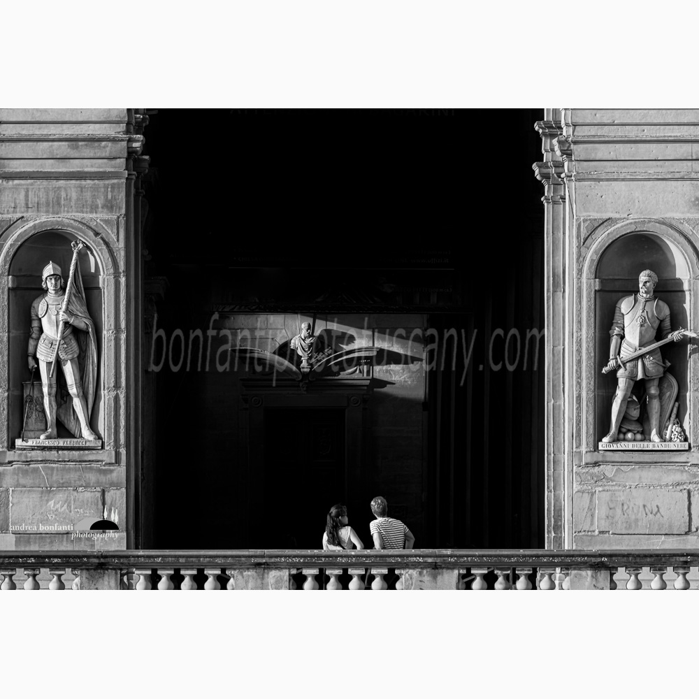 il colonnato degli Uffizi a Firenze in chiaroscuro.jpg