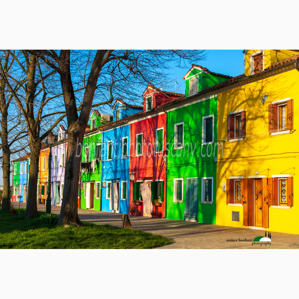 casette colorate a schiera in corte comare, piazzetta di burano.jpg