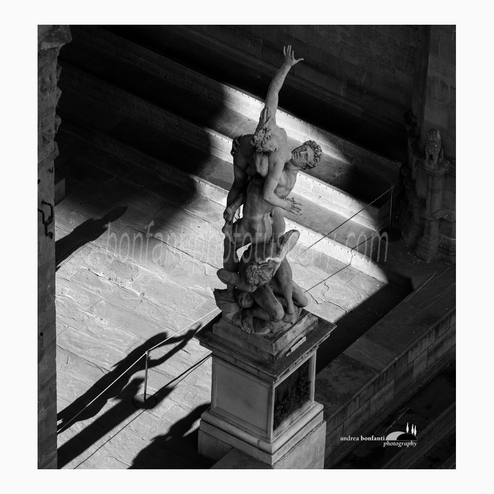 il ratto delle Sabine sotto la loggia dei Lanzi a Firenze.jpg