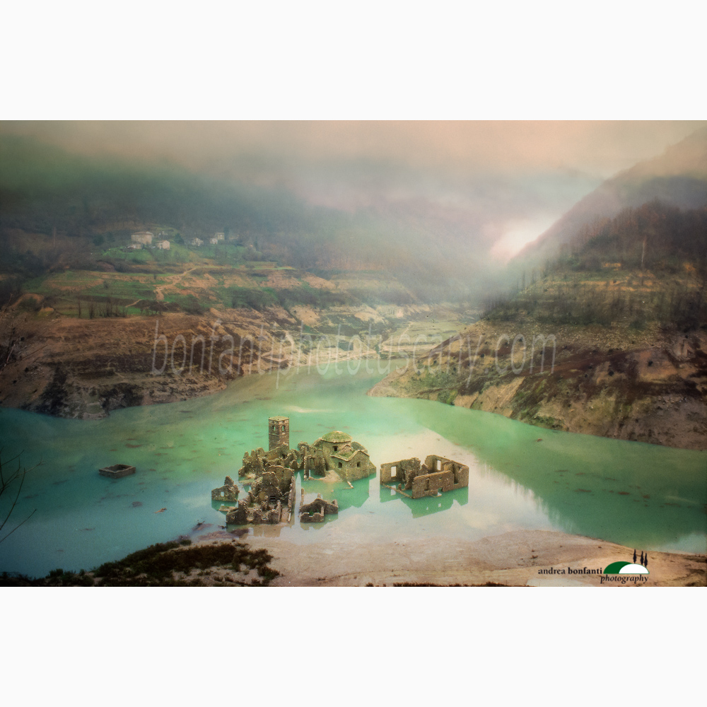 fabbriche di careggine con l'acqua nel lago #2.jpg