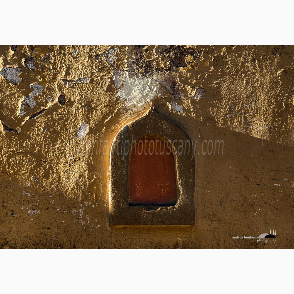 buchetta del vino in luce radente in via sant'agostino.jpg