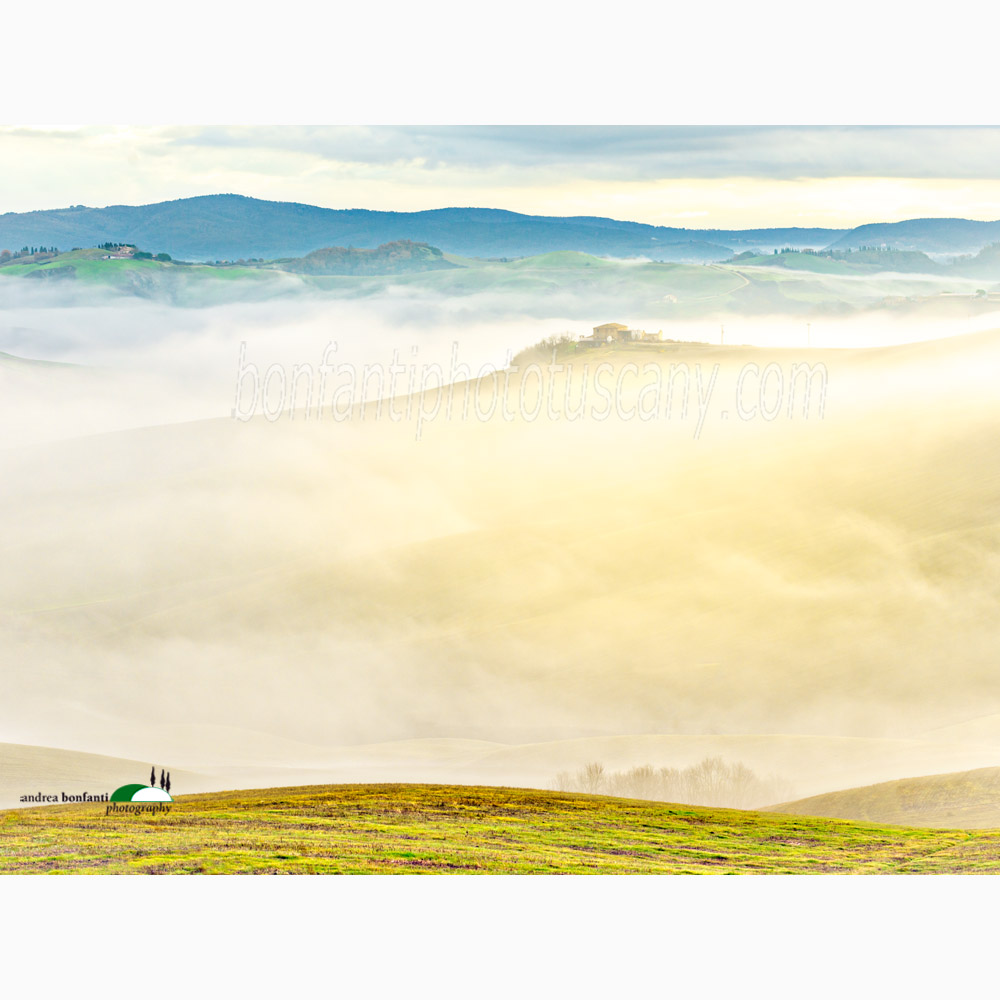un lago di nebbia nella valle di Mucigliani.jpg