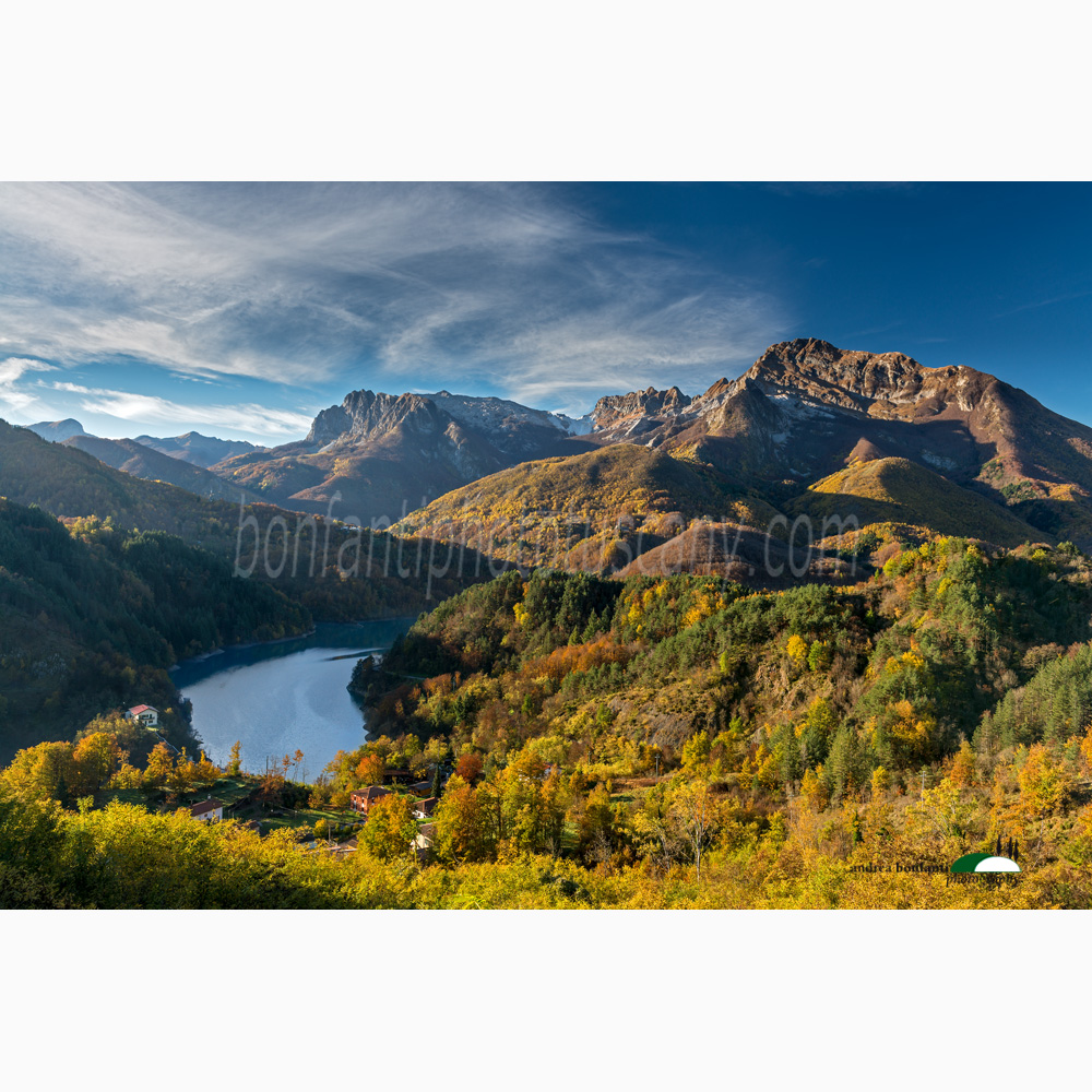 il lago di gramolazzo e le apuane settentrionali da castagnola.jpg