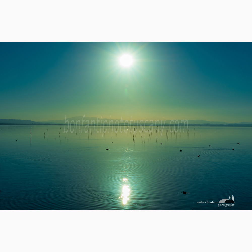 controluce sul lago da san feliciano sul trasimeno.jpg