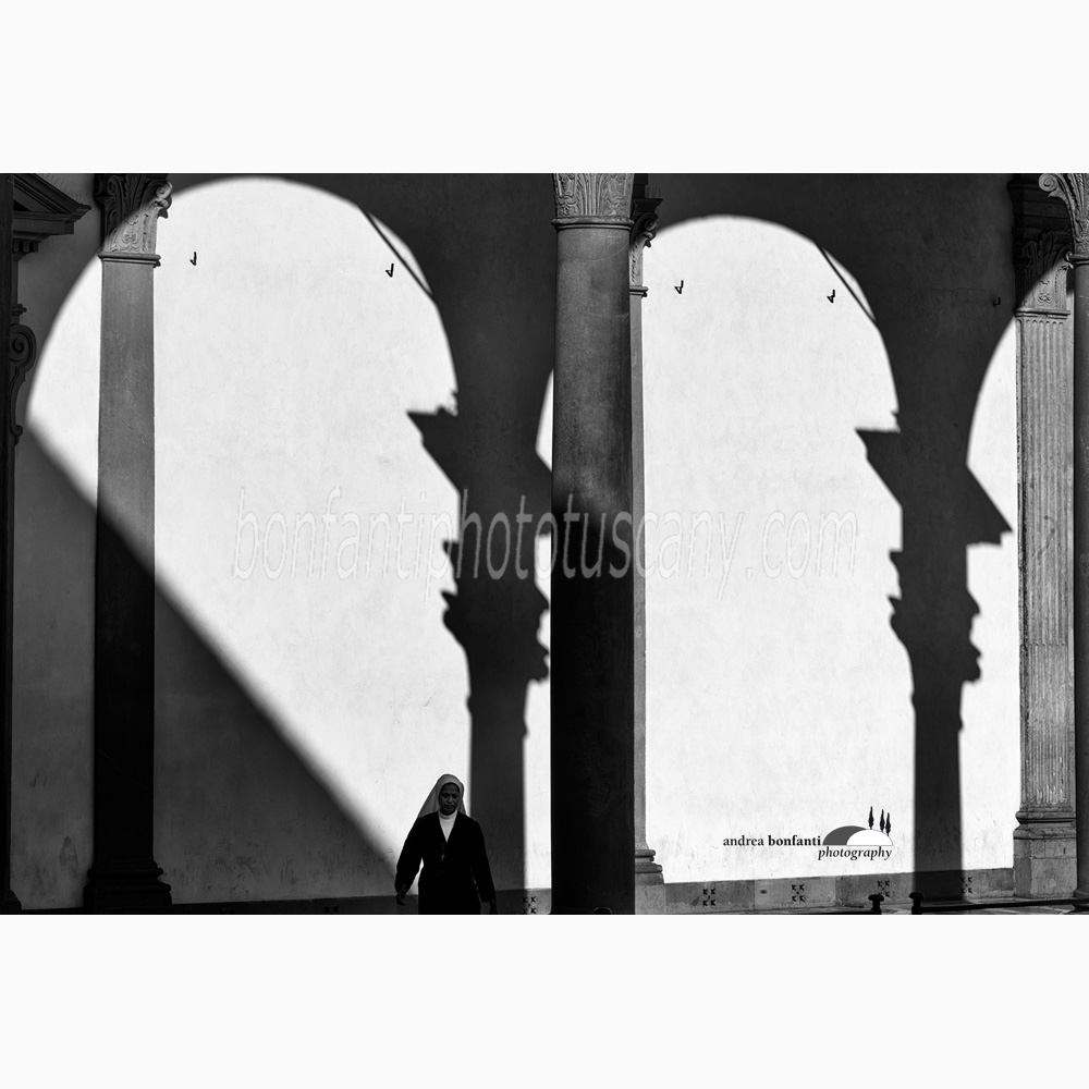 ombre dense in piazza Santissima Annunziata di Firenze.jpg