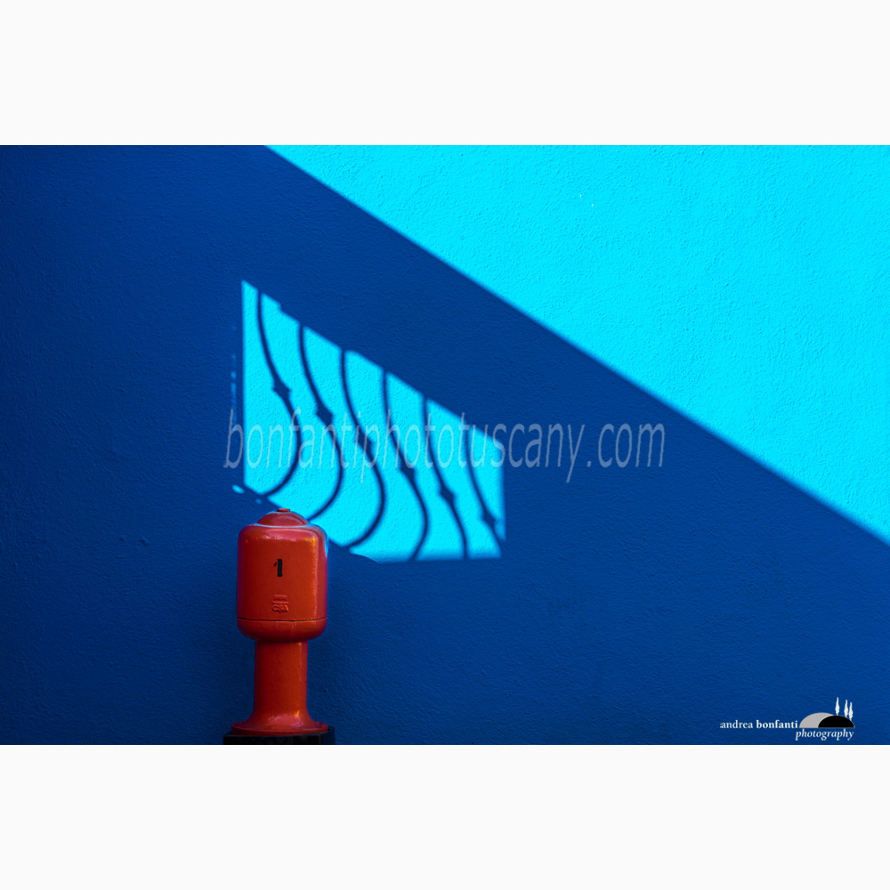 oggetto rosso su blu con ombra di grata.jpg