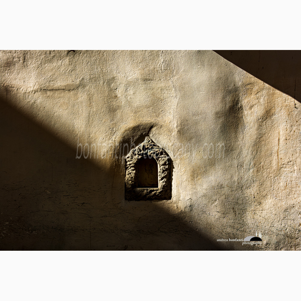 buchetta del vino in chiaroscuro in via dei velluti.jpg